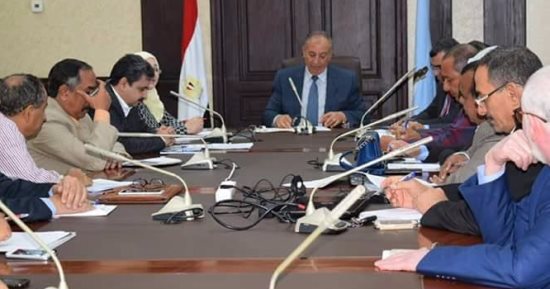محافظ البحر الأحمر يناقش موقف المشروعات التنفيذية