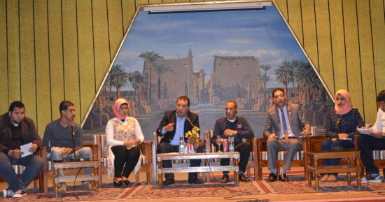 بالصور.. محافظ الأقصر يحضر مؤتمرا شبابيا بالكرنك