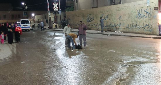 بالصور .. مياه الصرف الصحى تغمر مزلقان المديرية ببنى سويف