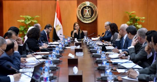 سحر نصر تعقد ورشة عمل مع البنك الدولى لمناقشة الإجراءات فى تقرير ممارسة أنشطة الأعمال