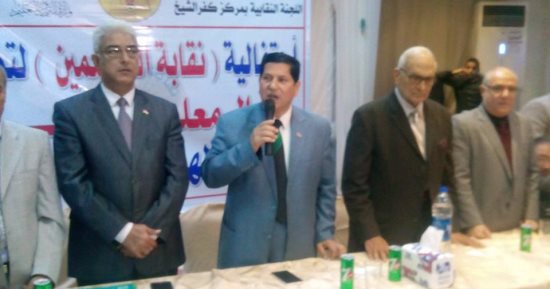 بالصور .. وكيل وزارة التعليم بكفر الشيخ يكرم 80 معلمًا مثاليًا