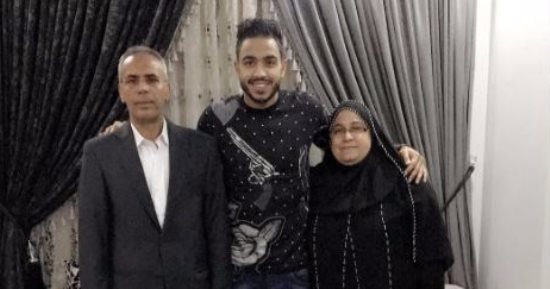كهربا ينشر صورة له مع والديه بعد حصوله على الـ"بنتلى"