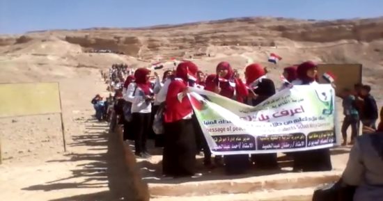 بالفيديو.. المنيا تحتفل بالعيد الوطنى بسلسلة بشرية لـ1000 طالب لدعم السياحة