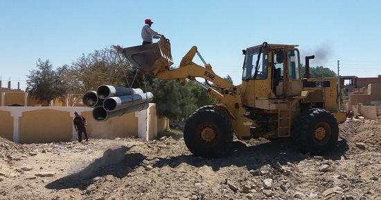 بالصور.. استكمال أعمال مشروع الطرد المركزى لمنطقة القصر بالداخلة