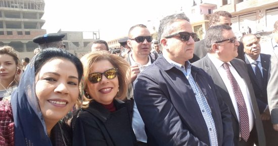 بالفيديو والصور.. "سيلفى" نواب البرلمان مع تمثال رمسيس عقب استخراجه بالمطرية 
