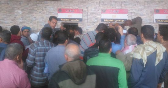 بالصور..معاناة المواطنين أمام وحدة مرور الحوامدية