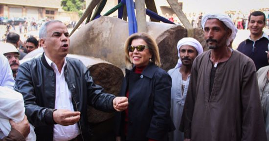 بالصور.. مشيرة خطاب تشارك لحظة انتشال تمثال رمسيس الثانى بالمطرية