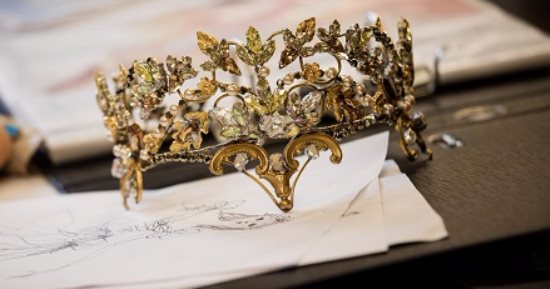 بالصور.. مليون كريستالة من دار Swarovski لتصميم أزياء مسرحية شكسبير بباريس