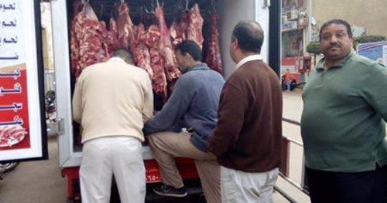 بالصور.. طرح لحوم طازجة بأسعار مخفضة ببركة السبع فى المنوفية