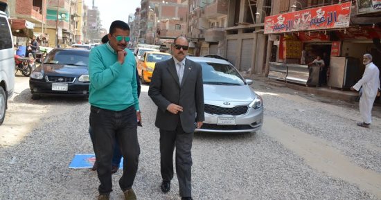 السكرتير المساعد لمحافظة الإسماعيلية يتابع أعمال رصف الشوارع بحى ثان