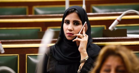 بالصور.. النظارة السوداء وغياب النواب و"الموبايل" أبرز لقطات الجلسة العامة للبرلمان