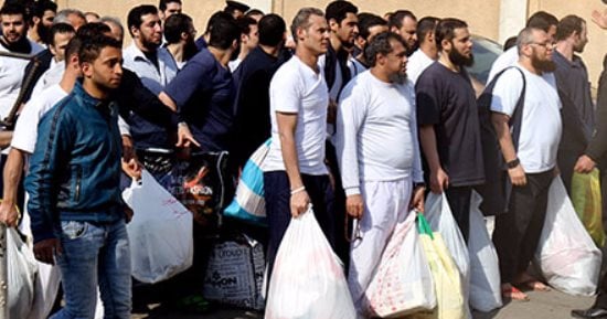 ننشر صور خروج  سجناء العفو الرئاسى .. والأهالى يهتفون : "بنحبك يا سيسى"