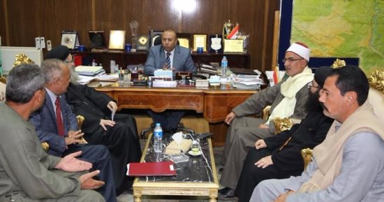 محافظ المنوفية يلتقي وفد بيت العائلة لمناقشة طلبات توصيل الصرف الصحى