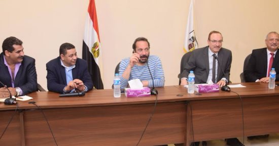 محافظ بنى سويف يلتقى على الحجار للإعداد لحفل غنائى لذوى الإحتياجات الخاصة