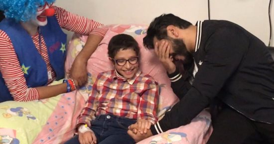 بالصور.. تامر حسنى يحقق حلم طفلة مصابة بالسرطان ويزورها فى المستشفى
