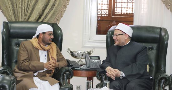 وزير الأوقاف اليمنى يبحث الاستفادة من خبرة دار الإفتاء فى مواجهة التطرف
