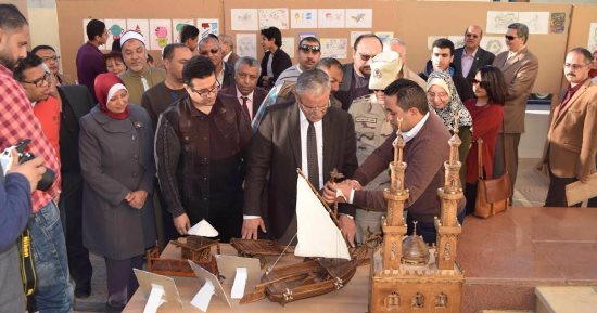 محافظ المنيا يفتتح معرضًا للمنتجات اليدوية بمكتبة مصر
