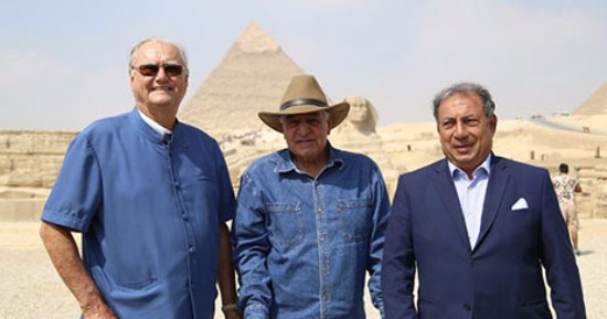 بالصور.. أمير الدنمارك يطلب الجلوس أمام أبو الهول والاستماع لشرح حواس