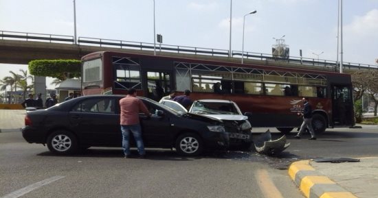 بالصور.. إصابة أسرة من 5 أفراد فى تصادم سيارتين بمطار القاهرة