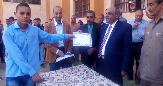 تعليم الأقصر تكرم أوائل الطلبة الفائزين بمسابقة جنوب الصعيد للتعليم الصناعى 