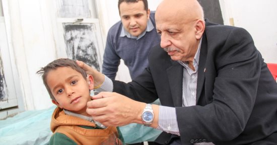 التضامن": توزيع 60 سماعة طبية للمرضى بمدينة دهب