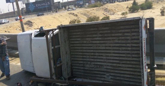 إصابة شخصين في انقلاب سيارة ربع نقل أعلى كوبري كفر الزيات بسبب الأمطار