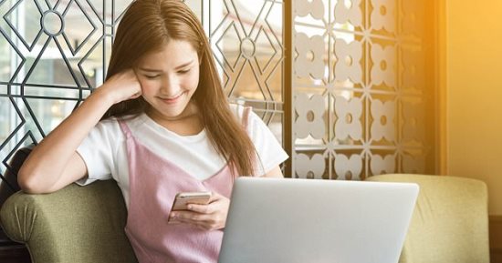بريطانيا تمنع استخدام تلاميذ المدارس للهواتف والأجهزة المتصلة بالإنترنت
