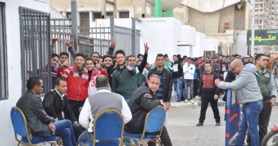 بالصور.. إقبال كبير من جماهير المصرى على تذاكر مباراة دجوليبا