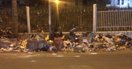 "نباشو القمامة" يبعثرونها فى شوارع الإسكندرية والأهالى يطالبون بوقفهم