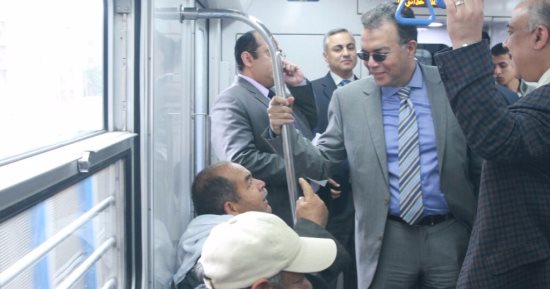 وزير النقل يتفقد الخط الأول للمترو.. والركاب يشكون من عدم نظافة الحمامات