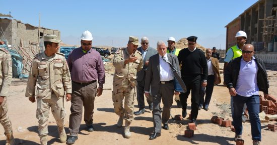 بالصور ..محافظ جنوب سيناء يتفقد مناطق الإسكان الجديد ومحطة التحلية والشاطئ العام