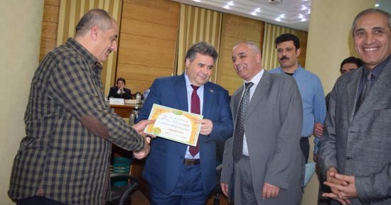 رئيس جامعة بنها يكرم مدير الأمن الإدارى لتميزه فى العمل