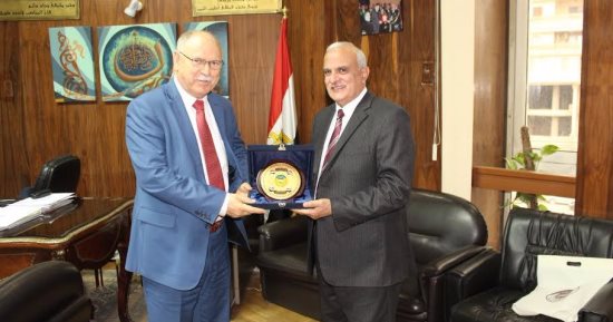 القائم بأعمال رئيس جامعة طنطا يكرم الأمين العام لاتحاد الجامعات العربية