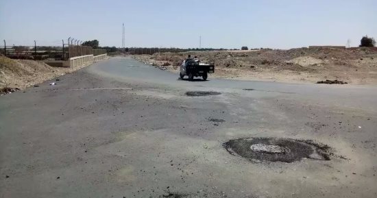 بالصور.. إزالة مخاطر تهدد حياة المواطنين على طرق حديثة الإنشاء بالخارجة