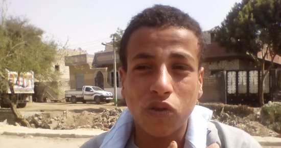 بالفيديو.."حسنى شال الهم بدرى".. يعمل بالمحاجر ليصرف على أسرته بالمنيا