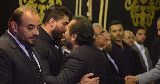 بالصور.. وحيد حامد وهانى رمزى وعلى الحجار فى عزاء والد خالد سليم