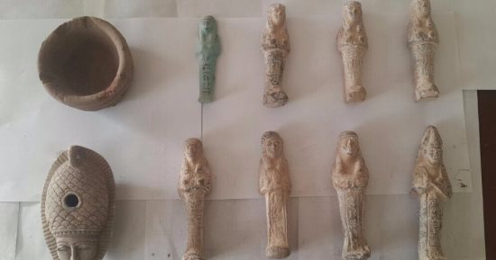 ضبط عشرات القطع المشتبه فى أثريتها بشقة مدرس بالطالبية
