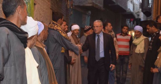 محافظ المنيا يقدم العزاء لأسرة شهيد سيناء