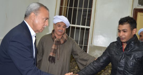  محافظ قنا يقدم واجب العزاء لأسرة شهيد القوات المسلحة