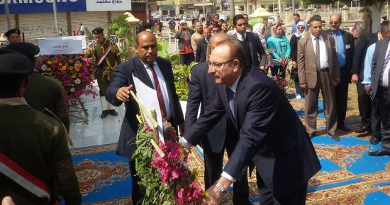 بالصور.. محافظ بنى سويف يضع أكاليل الزهور على قبر الجندي المجهول 