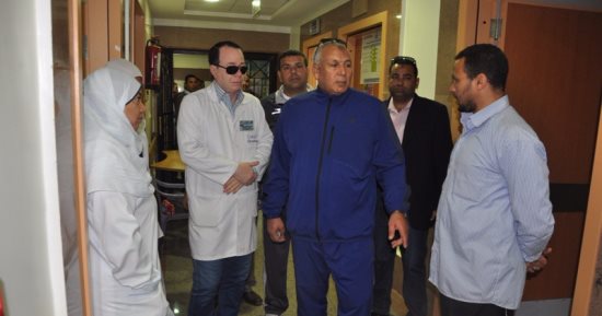 بالصور.. محافظ الوادى الجديد يتفقد مستشفى الخارجة العام ويأمر بتوفير الخدمات