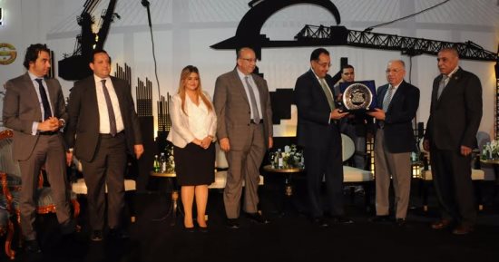 "اتحاد المقاولين" يكرم وزير الإسكان فى مؤتمر "بناة مصر"