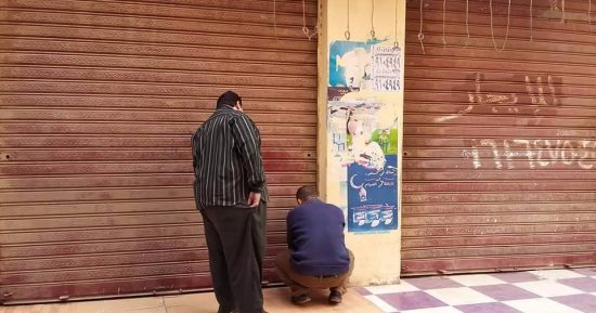 حملة لإغلاق المحال المخالفة للاشتراطات بحى غرب شبين الكوم