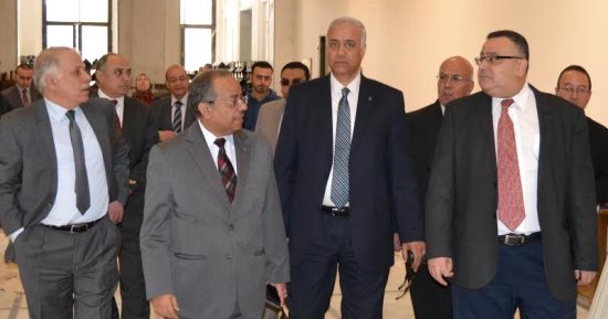  رئيس جامعة الإسكندرية يتفقد وحدة زرع النخاع بمستشفى المواساه 