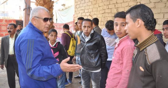 محافظ الوادى الجديد يتفقد المقاهى ويضبط طلاب متسربين فى أوقات الدراسة