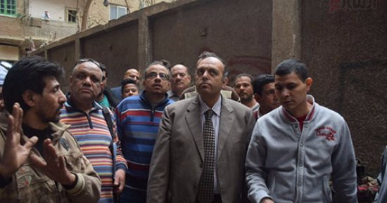 بالصور.. اللجنة الهندسية تبدأ فحص العقارات المتصدعة بمنطقة الوراق بالجيزة
