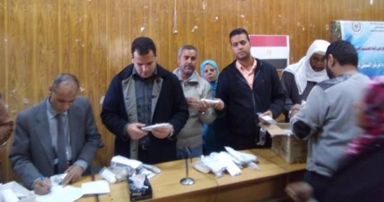 بالصور..توزيع 120 نظارة طبية منحة من طب الإسكندرية لأهالى الوادى الجديد