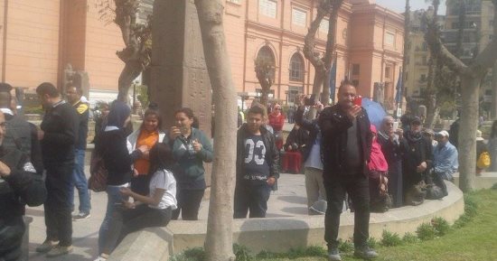 زوار المتحف المصرى يلتقطون صورا للتمثال الملكى 