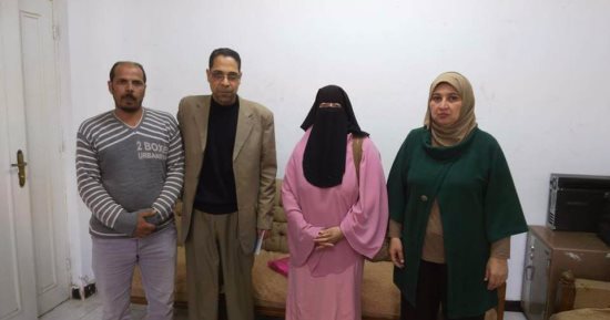 بالصور .. مدير "تعليم الكبار " بالمنوفية يكرم المتحررين من الأمية