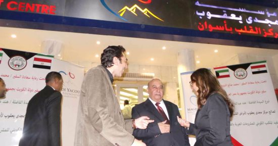سفير الكويت يزور مركز مجدى يعقوب ويتبرع لمرضى القلب